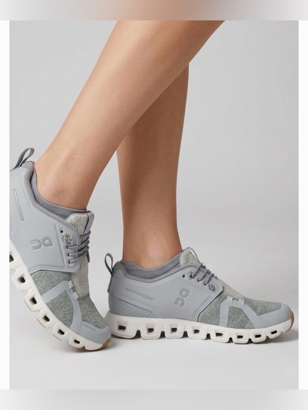 On Cloud Women’s Cloud 5 Sneakers in Terry/Glacier White size 8